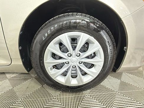 Used 2017 Toyota Camry XLE image 34
