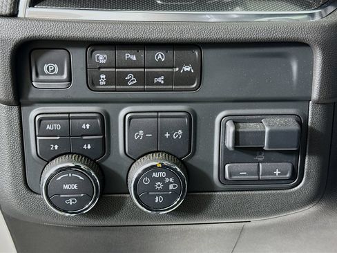 Used 2025 Chevrolet Suburban RST w/ RST Capability Package AWD/4WD image 12
