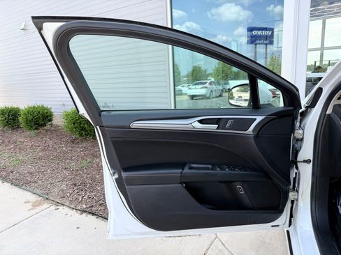Used 2019 Ford Fusion SE FWD image 10