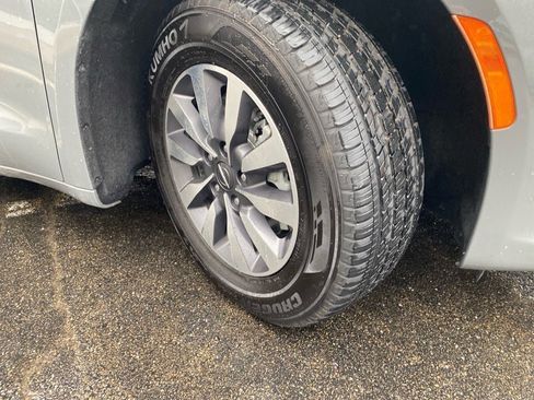 Used 2022 Chrysler Pacifica Touring-L image 27