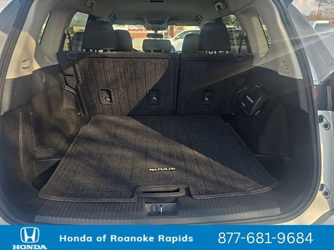 Used 2024 Nissan Rogue SV image 4