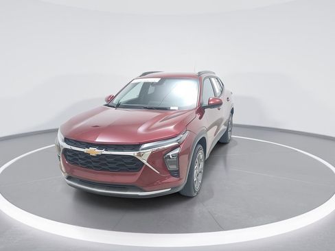 Used 2025 Chevrolet Trax LT w/ LT Convenience Package FWD image 3