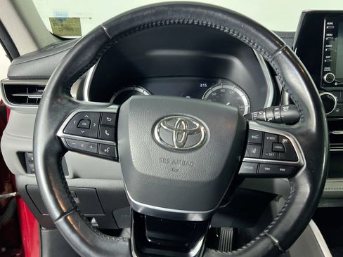 Used 2021 Toyota Highlander XLE FWD image 11