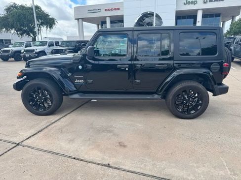 Used 2023 Jeep Wrangler Unlimited Sahara AWD/4WD image 4