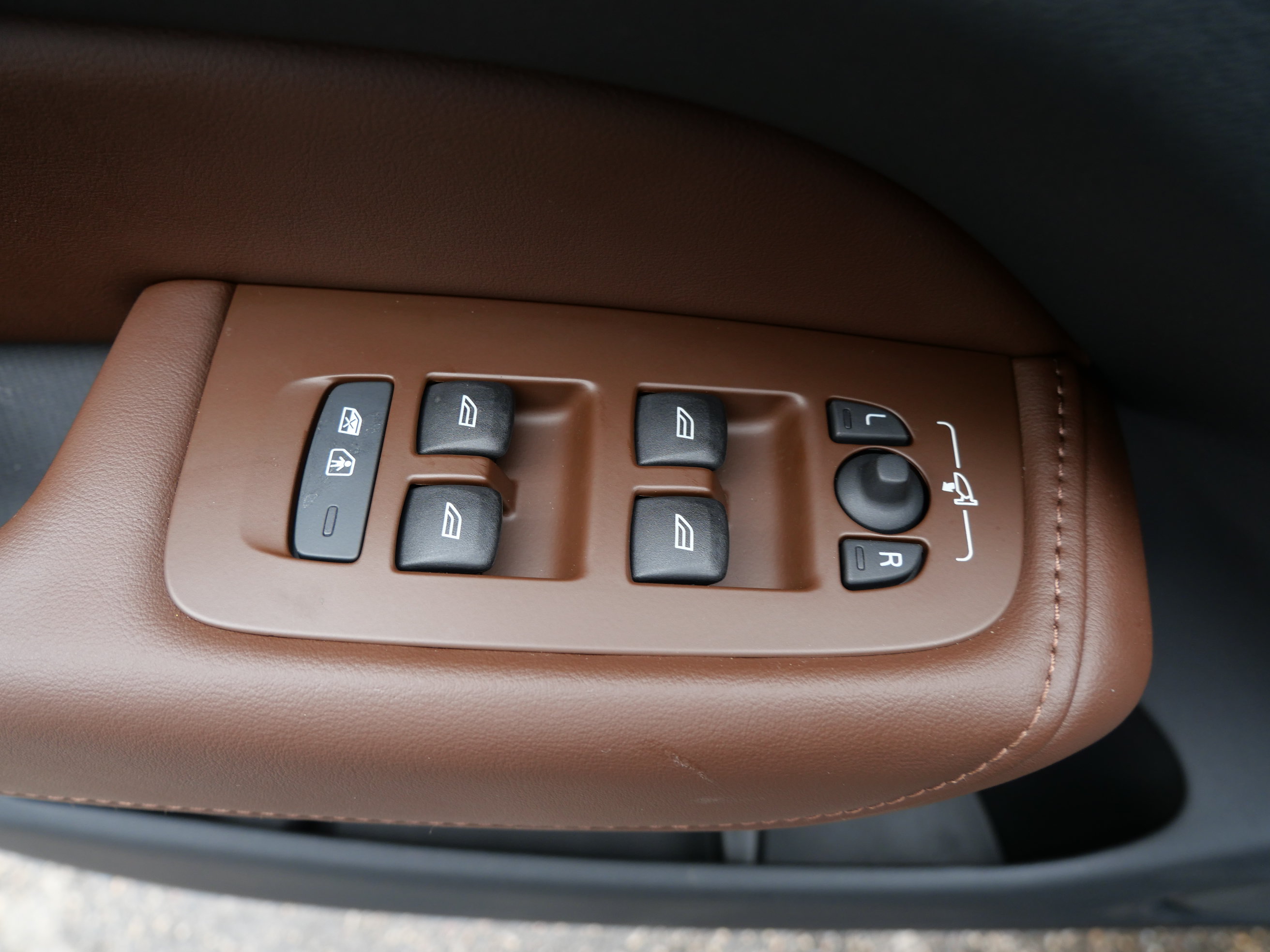 Certified 2024 Volvo XC60 T8 Plus w/ Climate Package AWD/4WD image 20
