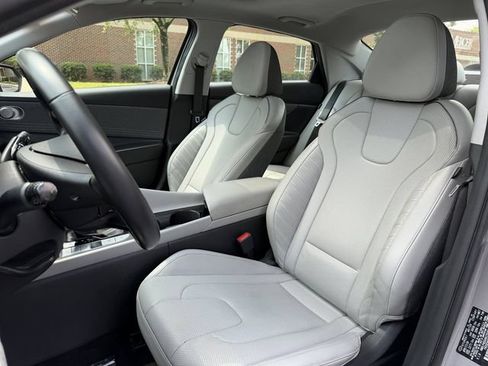 Used 2024 Hyundai Elantra Limited FWD image 11