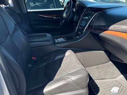 Used 2020 Cadillac Escalade Luxury AWD/4WD image 7