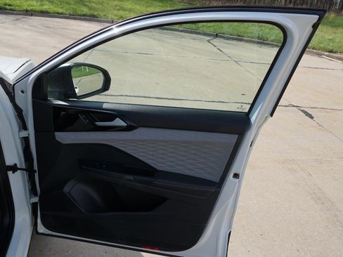 Used 2024 Volkswagen Taos S image 31