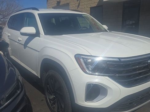 Used 2025 Volkswagen Atlas SE image 2