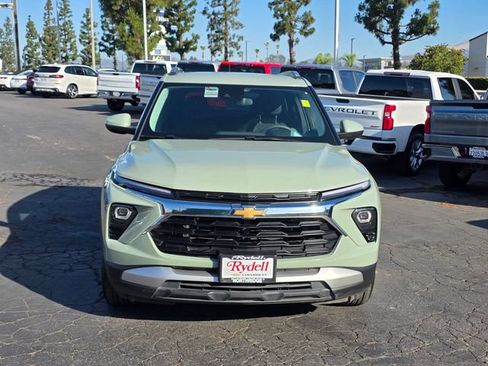 Used 2025 Chevrolet TrailBlazer LT FWD image 2