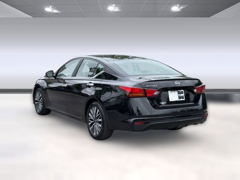 Used 2025 Nissan Altima 2.5 SV FWD image 3