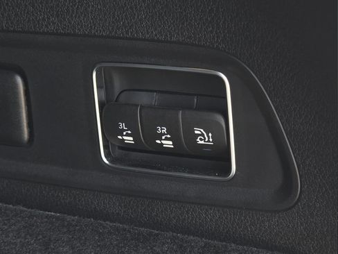 Used 2025 Mercedes-Benz GLS 580 4MATIC image 24
