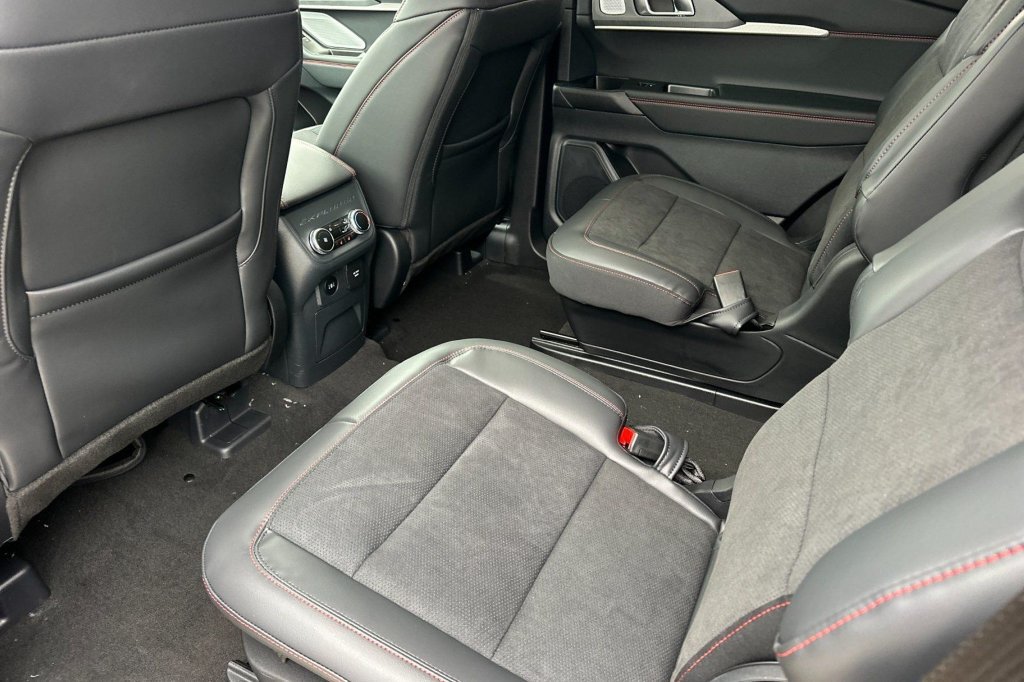 Used 2025 Ford Explorer ST-Line w/ Premium Package RWD image 14