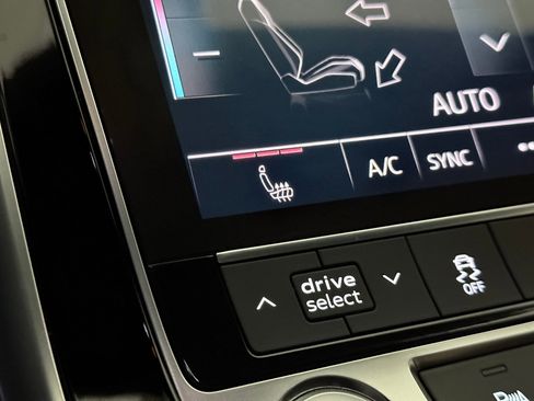 Used 2019 Audi Q8 Premium image 37