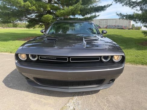 Used 2015 Dodge Challenger SXT image 2