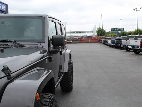 Used 2016 Jeep Wrangler Unlimited Sahara w/ Connectivity Group AWD/4WD image 12
