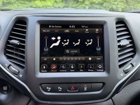Used 2023 Jeep Cherokee Altitude Lux AWD/4WD image 18