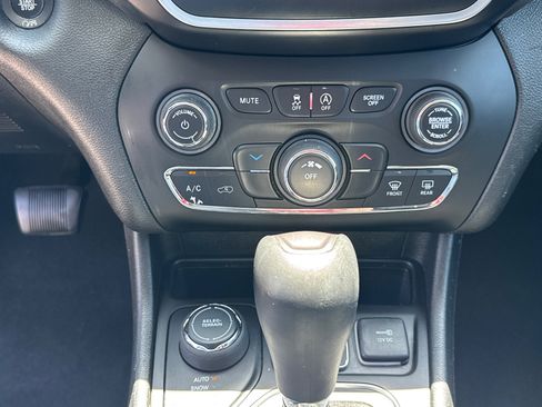 Used 2020 Jeep Cherokee Latitude Plus AWD/4WD image 12