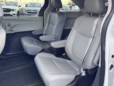 Used 2024 Toyota Sienna XLE image 29
