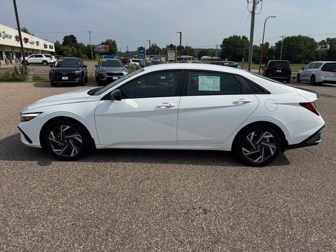 Used 2025 Hyundai Elantra Sport FWD image 2