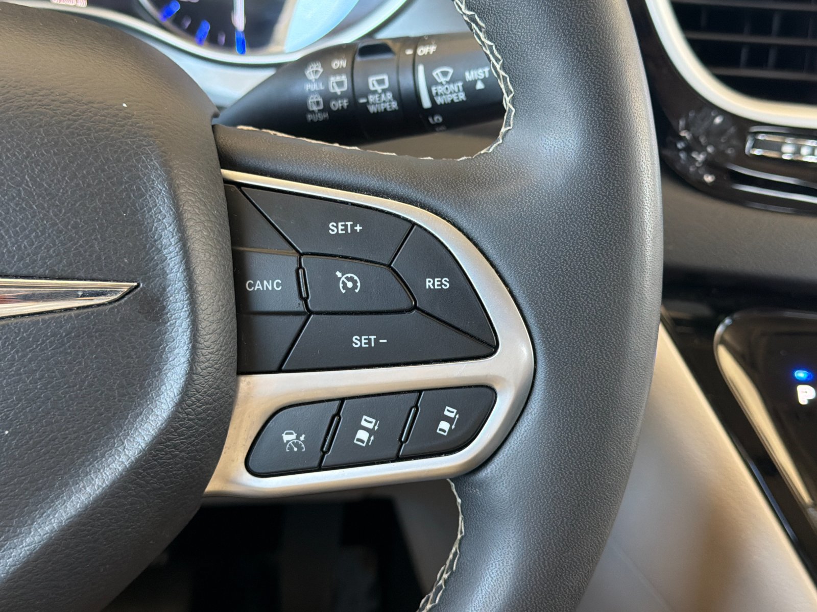 Used 2024 Chrysler Pacifica Touring-L FWD image 29
