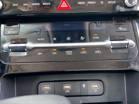 Used 2024 Kia Carnival EX FWD image 34