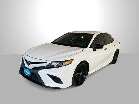 Used 2020 Toyota Camry SE w/ Carpet Mat Package FWD image 1