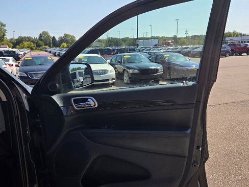 Used 2011 Jeep Grand Cherokee Laredo image 16