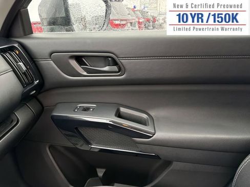 Used 2025 Nissan Pathfinder SV image 26