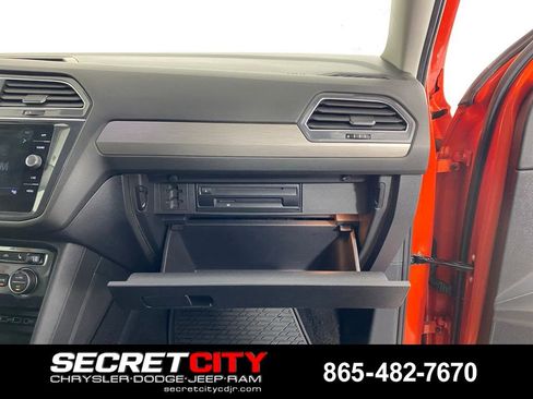 Used 2018 Volkswagen Tiguan SE w/ Panoramic Sunroof Package FWD image 30