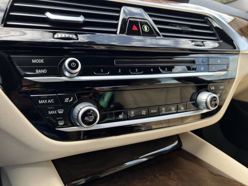 Used 2019 BMW 530i w/ Convenience Package image 38