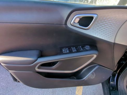 Used 2025 Kia Soul LX w/ LX Technology Package FWD image 8