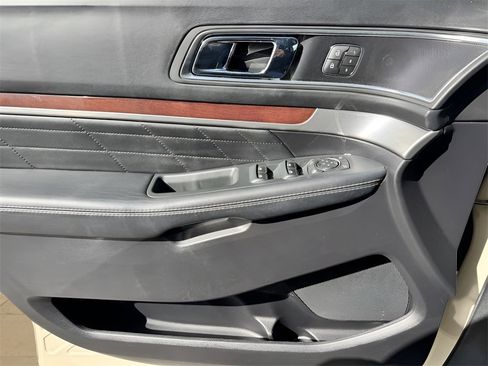 Used 2018 Ford Explorer Platinum image 25
