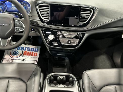 New 2026 Chrysler Pacifica Select FWD image 25