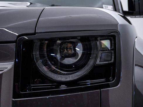 Used 2025 Land Rover Defender 110 image 7