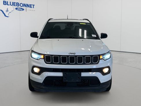 Used 2023 Jeep Compass Latitude w/ Sun and Sound Group AWD/4WD image 2