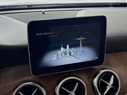 Used 2020 Mercedes-Benz GLA 250 4MATIC w/ Premium Package image 17