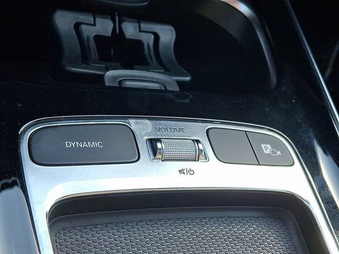 Used 2025 Mercedes-Benz GLB 250 4MATIC image 23