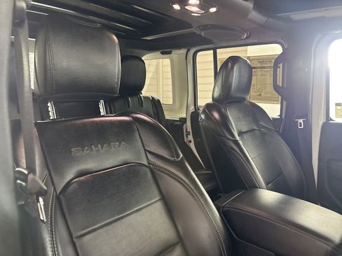 Used 2022 Jeep Wrangler Unlimited Sahara w/ Cold Weather Group AWD/4WD image 8