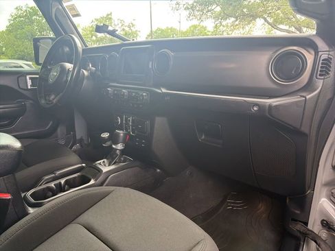 Used 2021 Jeep Gladiator Willys image 28