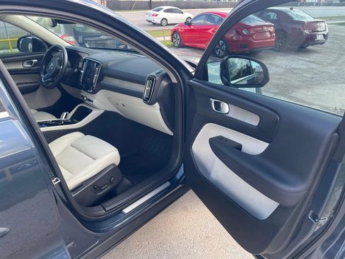 Used 2019 Volvo XC40 T4 Inscription FWD image 9