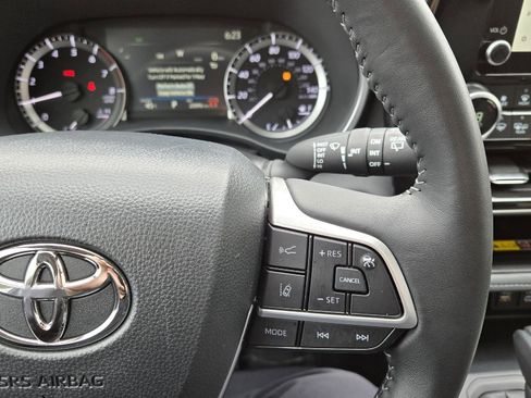 Used 2025 Toyota Highlander XLE image 28