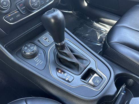 Used 2022 Jeep Cherokee Trailhawk w/ Comfort/Convenience Group AWD/4WD image 27