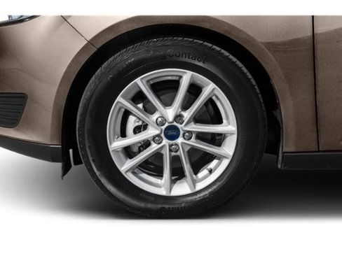 Used 2018 Ford Focus SE w/ Cold Weather Package FWD image 12
