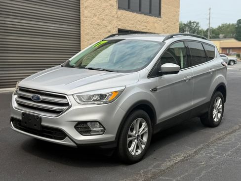 Used 2017 Ford Escape SE w/ Equipment Group 201A AWD/4WD image 2