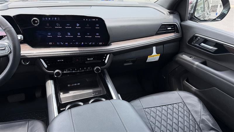 Used 2026 Chevrolet Suburban Premier RWD image 18