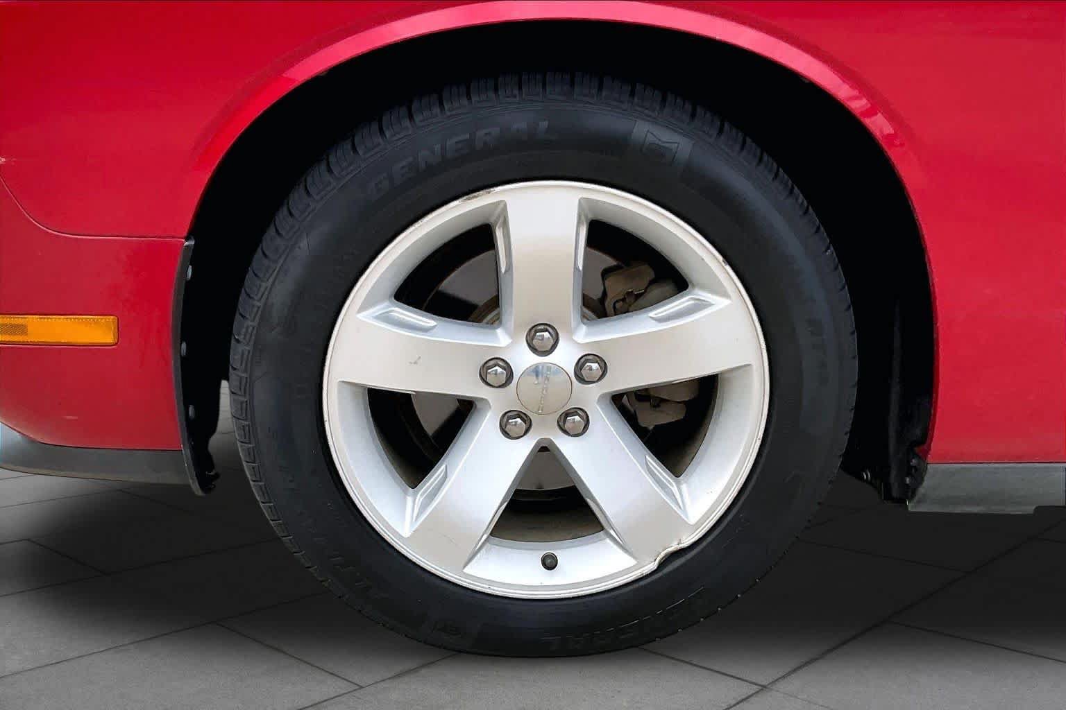 Used 2012 Dodge Challenger SXT RWD image 9