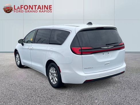 Used 2023 Chrysler Pacifica Touring-L image 5