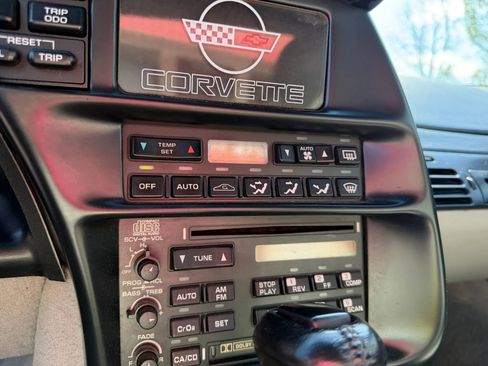 Used 1994 Chevrolet Corvette Coupe RWD image 17