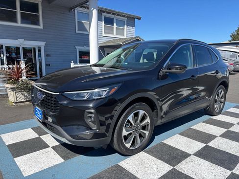 Used 2024 Ford Escape Platinum AWD/4WD image 2
